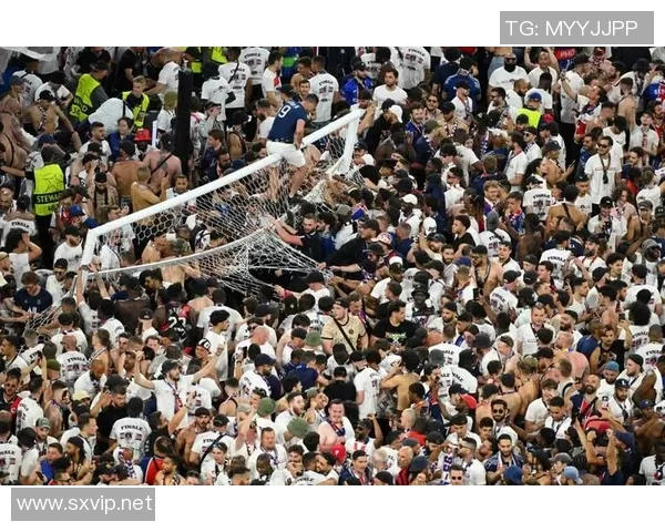 欧冠门票系统崩溃数万球迷排队12小时苦等抢票机会 欧冠门票系统崩溃数万球迷排队12小时苦等抢票机会